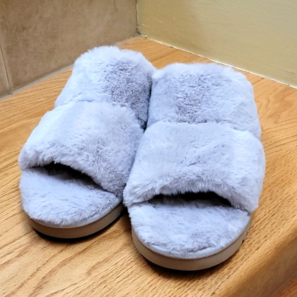Size 9 fuzzy slippers
